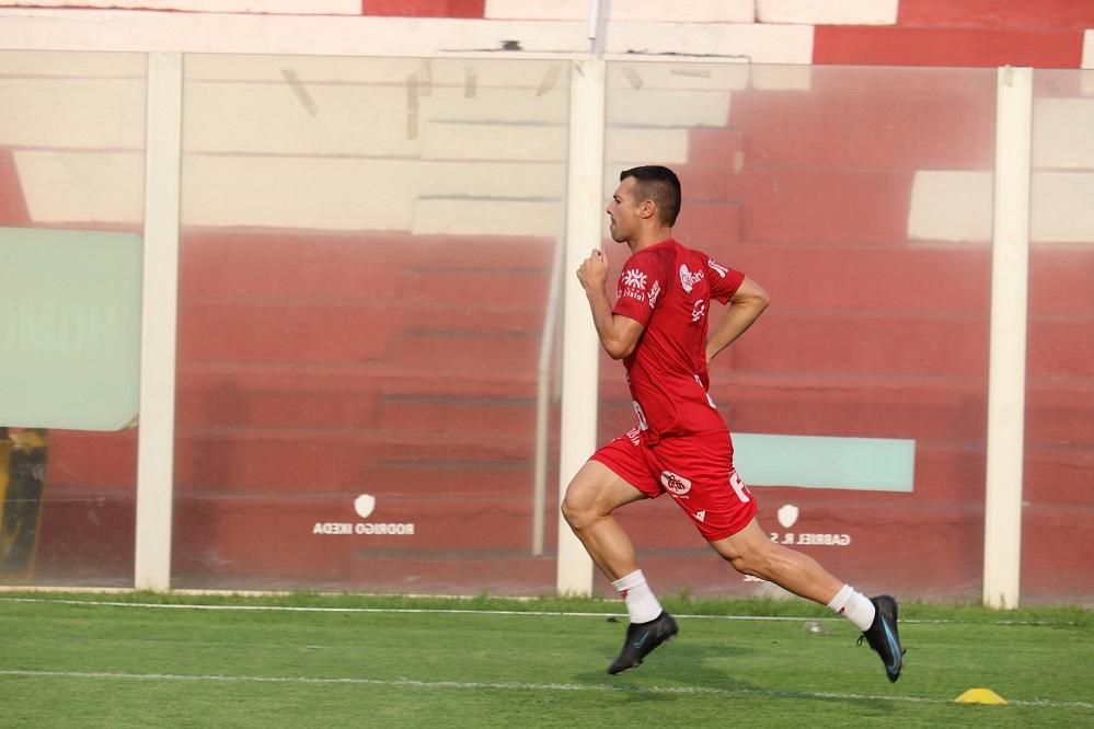 Wesley se destaca em treino e deve ser titular no clássico com o Santos