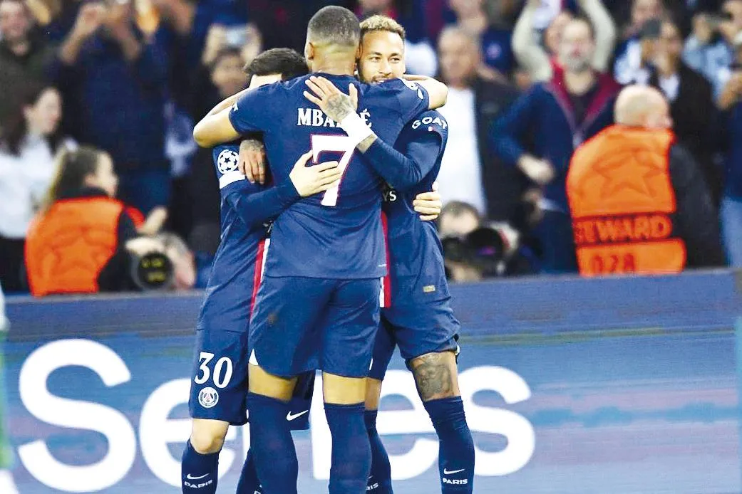 Neymar volta a jogar após 5 meses e brilha em vitória do PSG com