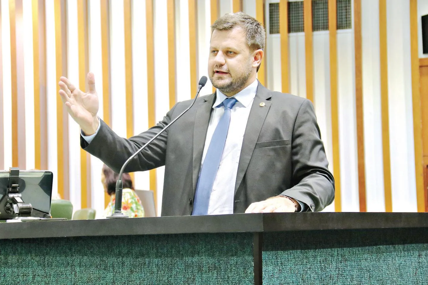 Justiça proíbe Rodrigo Amorim e outros dois deputados de entrar na