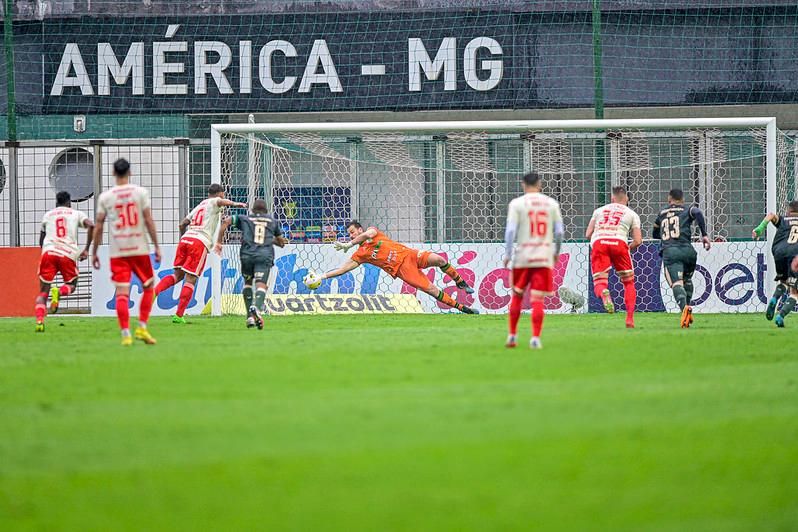 Na despedida dos rebaixados, Goiás vence o América Mineiro 