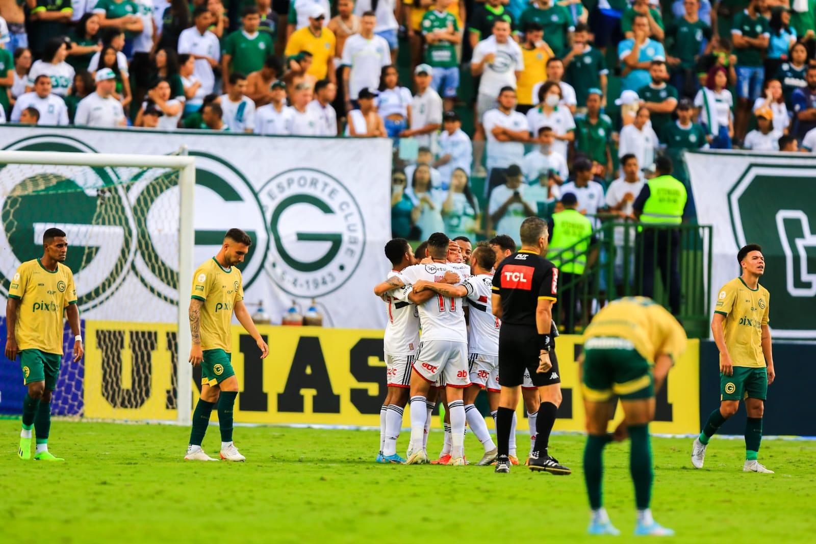 Futebol, jogo de futebol. Um jogador atirando no gol realizando um