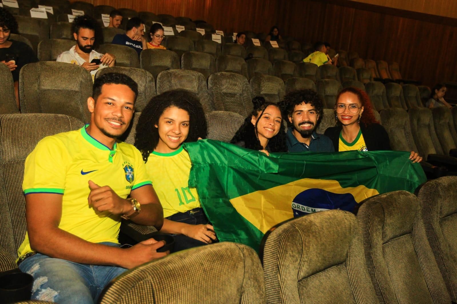 No cinema, torcida goiana lamenta derrota do Brasil, mas aprova experiência