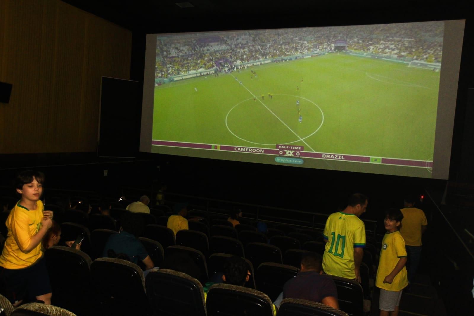 No cinema, torcida goiana lamenta derrota do Brasil, mas aprova experiência