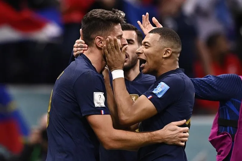 Kylian Mbappe França Posa Com Troféu Após França Derrotar Croácia