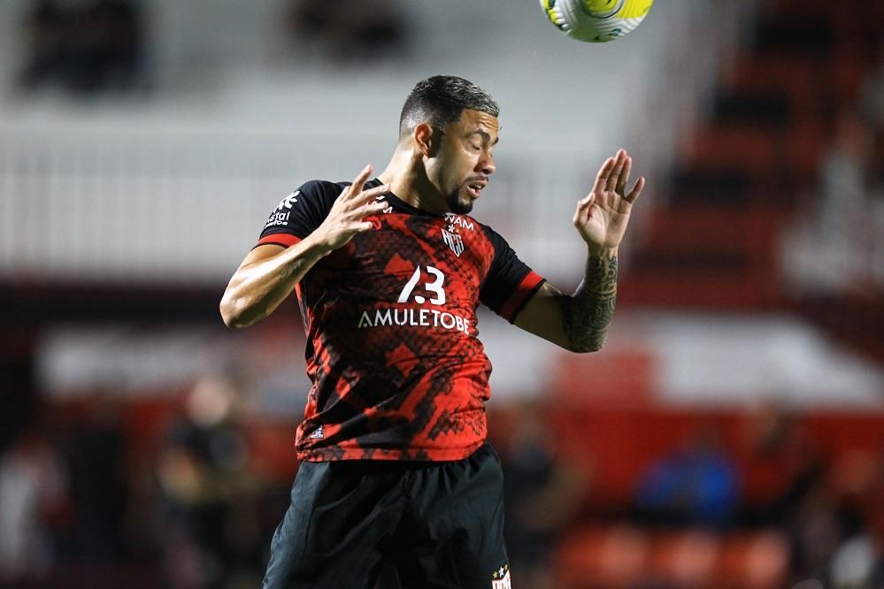 Por quê? Meia do Arsenal posta foto com camisa do SÃO PAULO! 