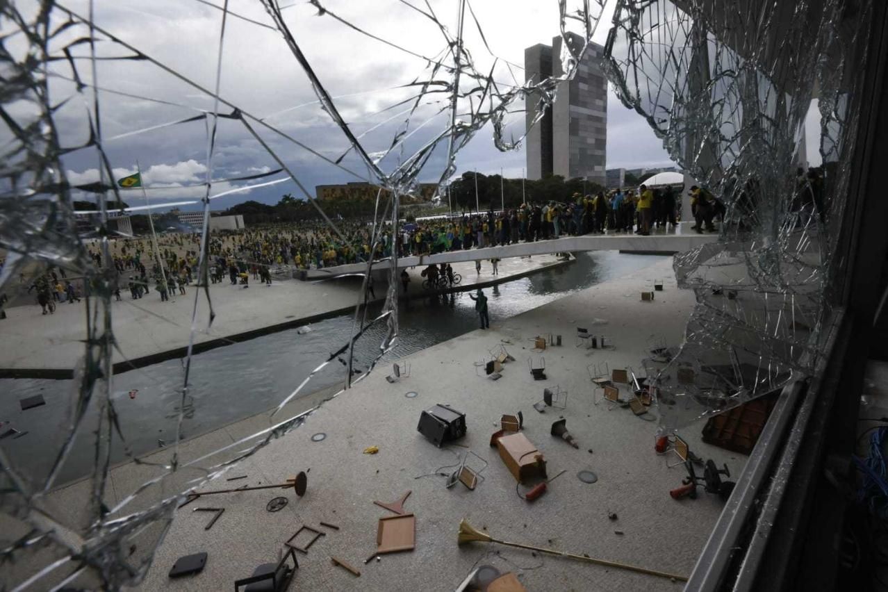Grupo radical depredou o patrimônio público, quebrou vidraças e destruiu documentos.