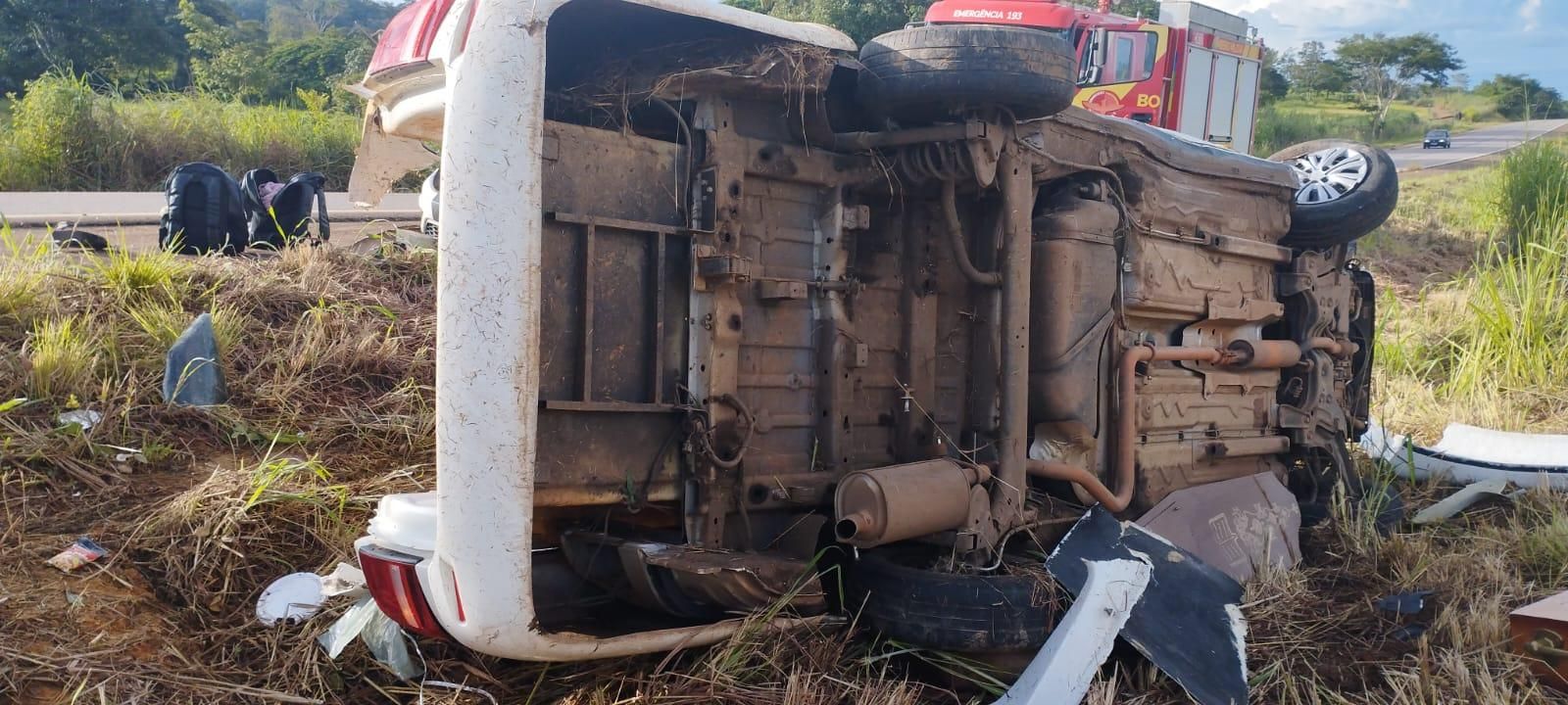 Carro de funerária bate de frente com ônibus e mata motorista em rodovia de  Goiás, Goiás