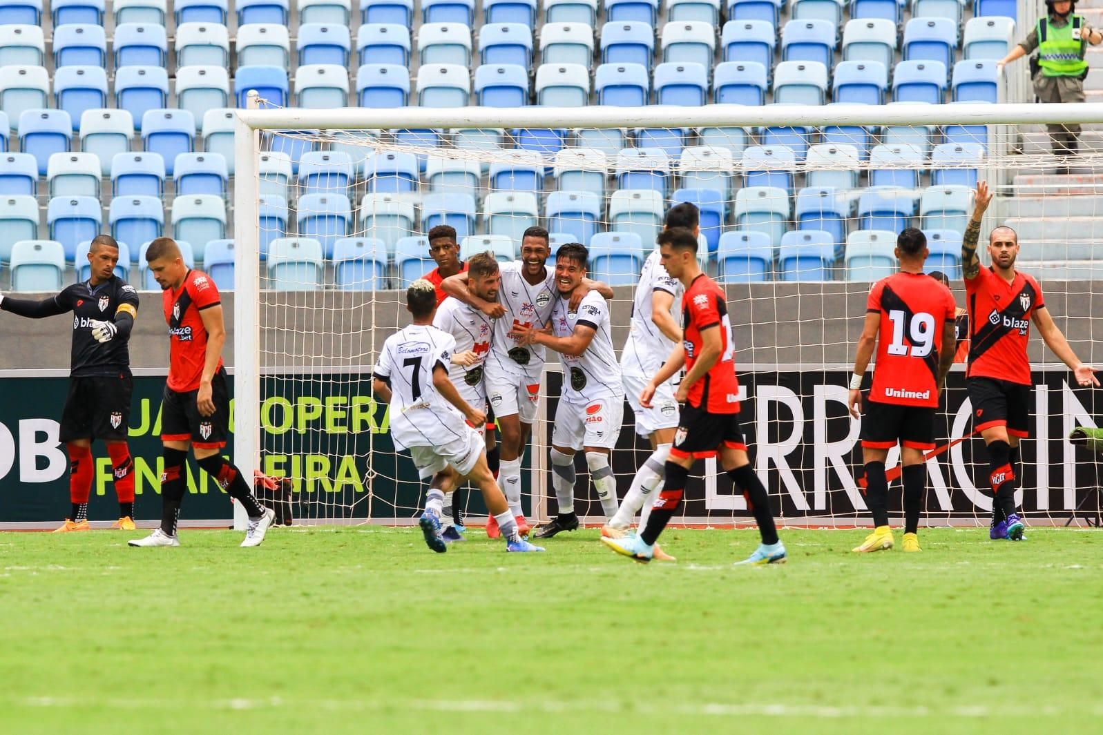 Em jogo maluco de duas viradas e dez gols, Bahia derrota o Goiás pelo  Brasileirão