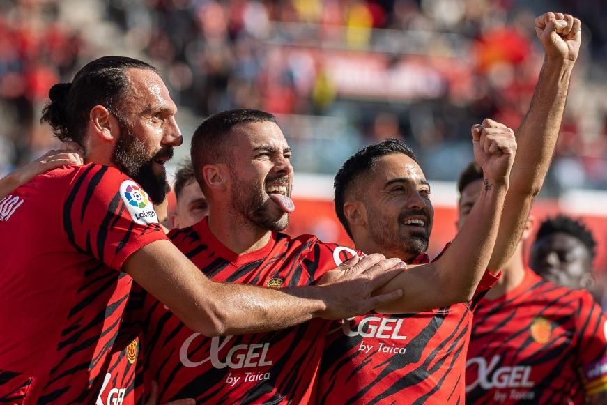 Fora de casa, Flamengo arrasa Brasília, chega à décima vitória e