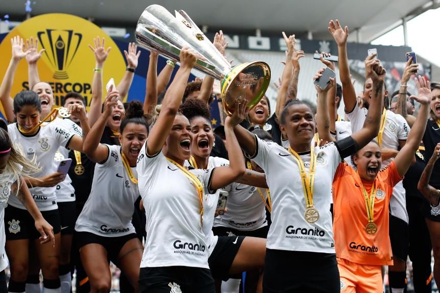 Corinthians atropela Flamengo e conquista o bi da Supercopa feminina