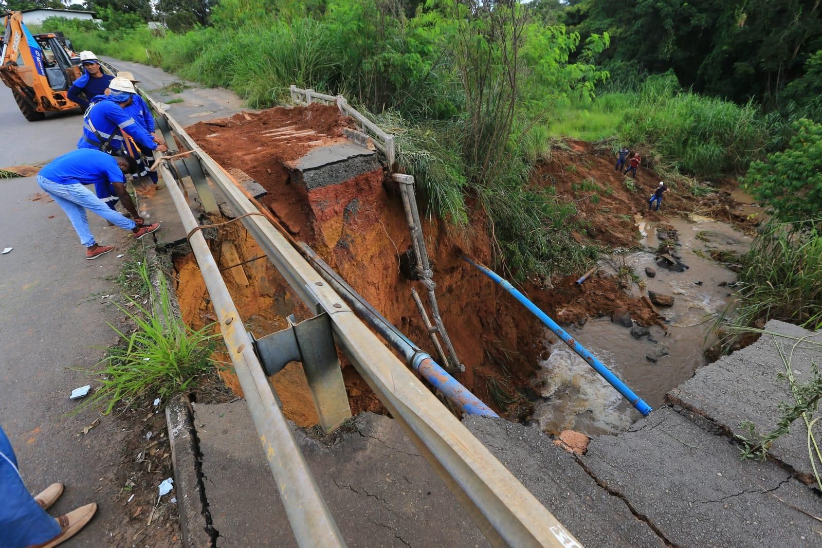 Chuva dura uma semana e moradores continuam ilhados sem ponte