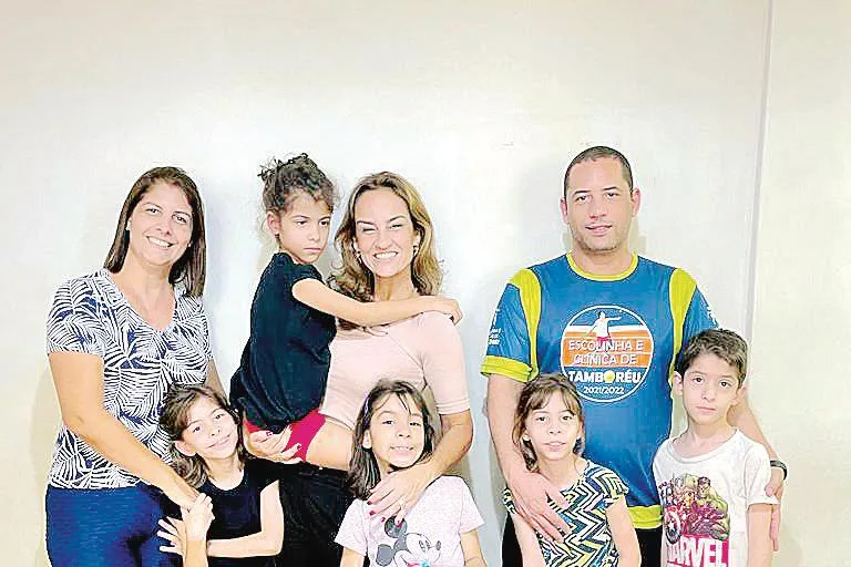 Casal feliz família muçulmana em compras de supermercado