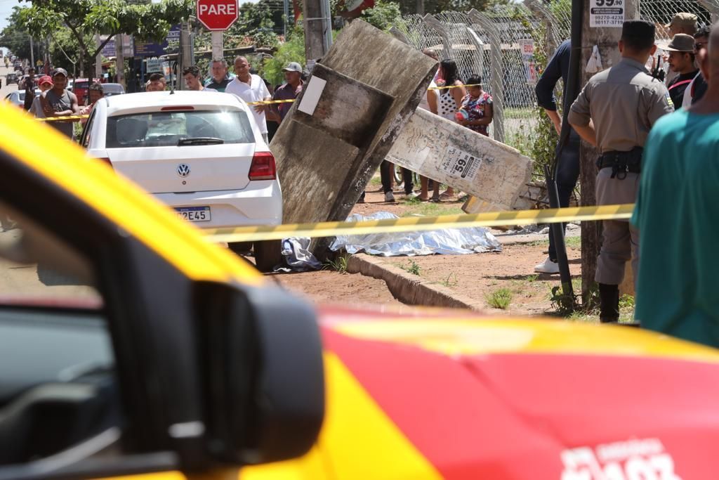 Ponto de ônibus cai por cima de trabalhador em Aparecida de Goiânia