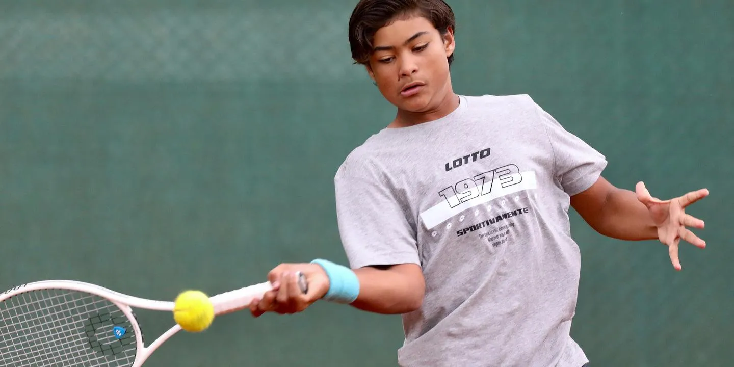 Tenista goiano de 14 anos vence o Banana Bowl e vai disputar