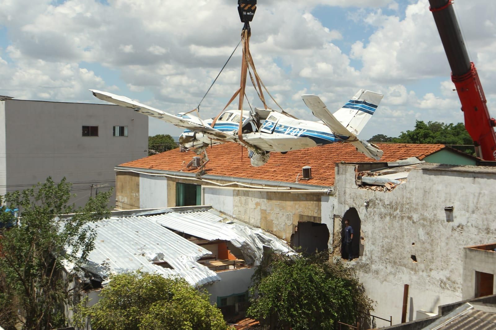 Veja galeria de fotos da retirada do avião que caiu sobre casas em Goiânia  | O Popular