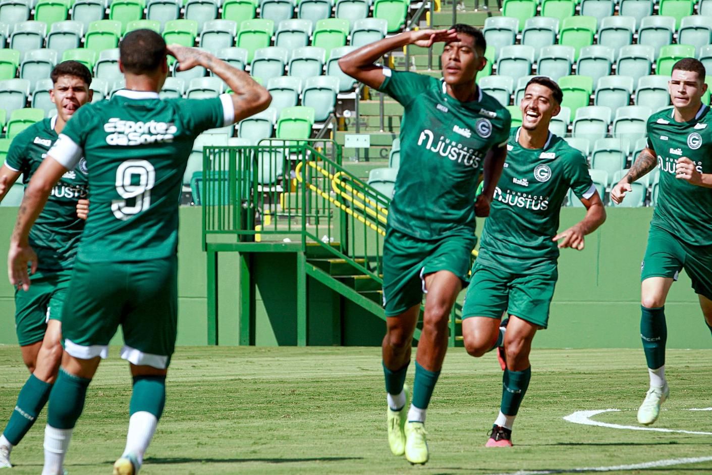 Corinthians x Cruzeiro: jogadores homenageiam Rei Pelé antes da