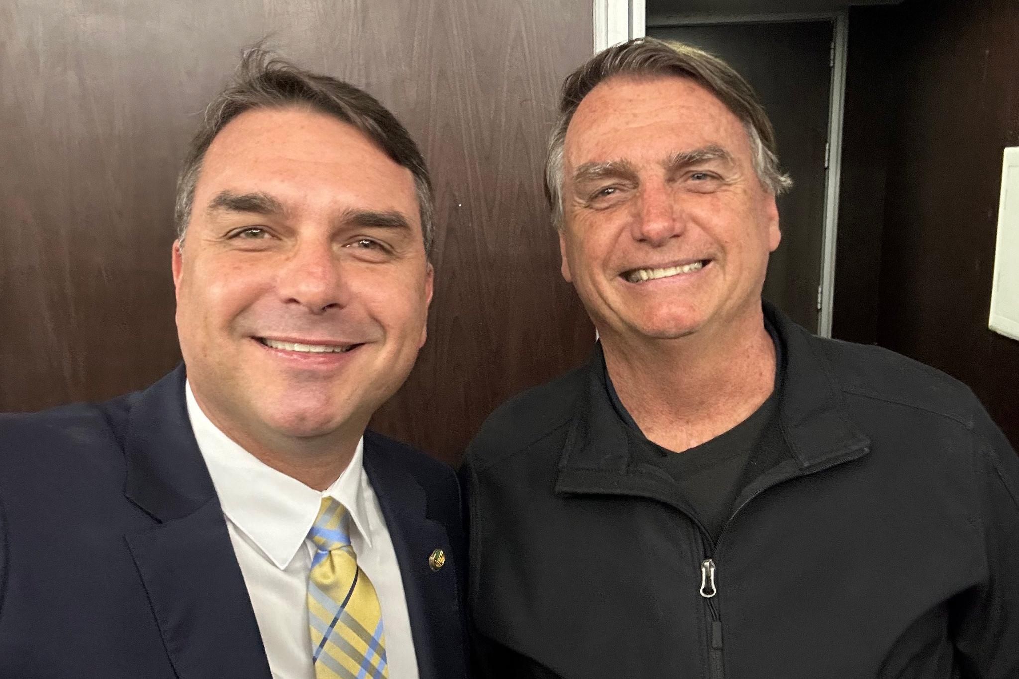 Sem Bolsonaro, Michelle Bolsonaro desembarca em Brasília voltando dos  Estados Unidos