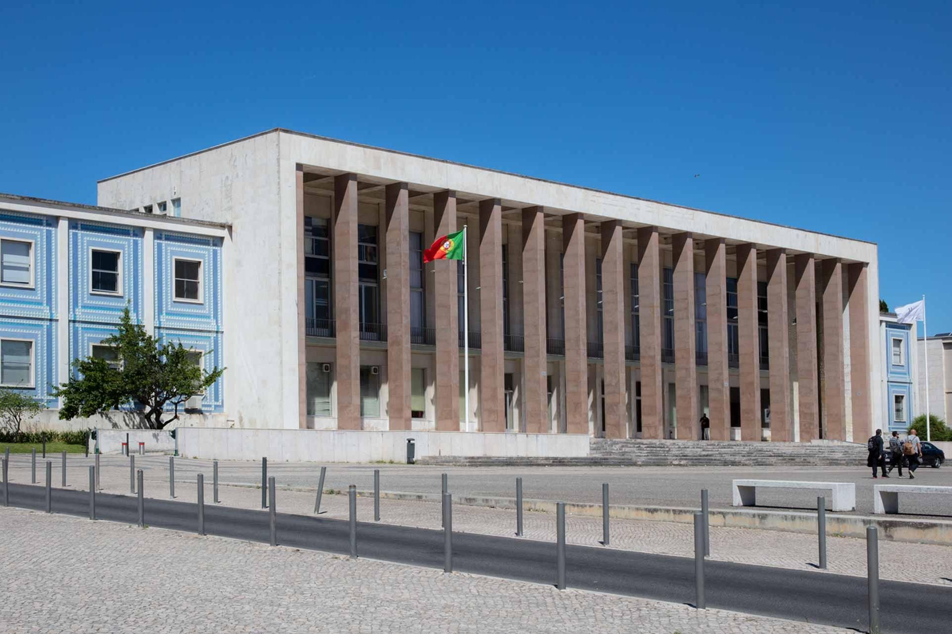 Universidade de Lisboa, onde em 2019, um grupo de estudantes colocou uma caixa com pedras contendo a indicação "grátis para atirar em um zuca".