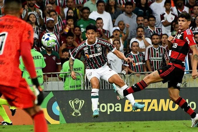 Fluminense vence o Flamengo em jogo com expulsões e confusão no fim