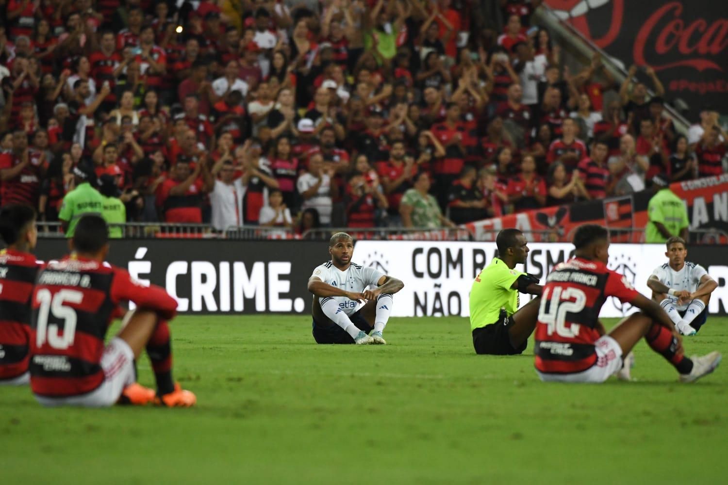 Flamengo protesta contra arbitragem e promete levar caso à Fifa