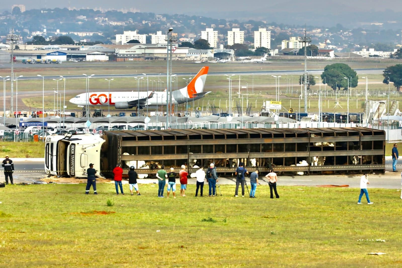 Avião da Gol sai da pista após o pouso e assusta passageiros no