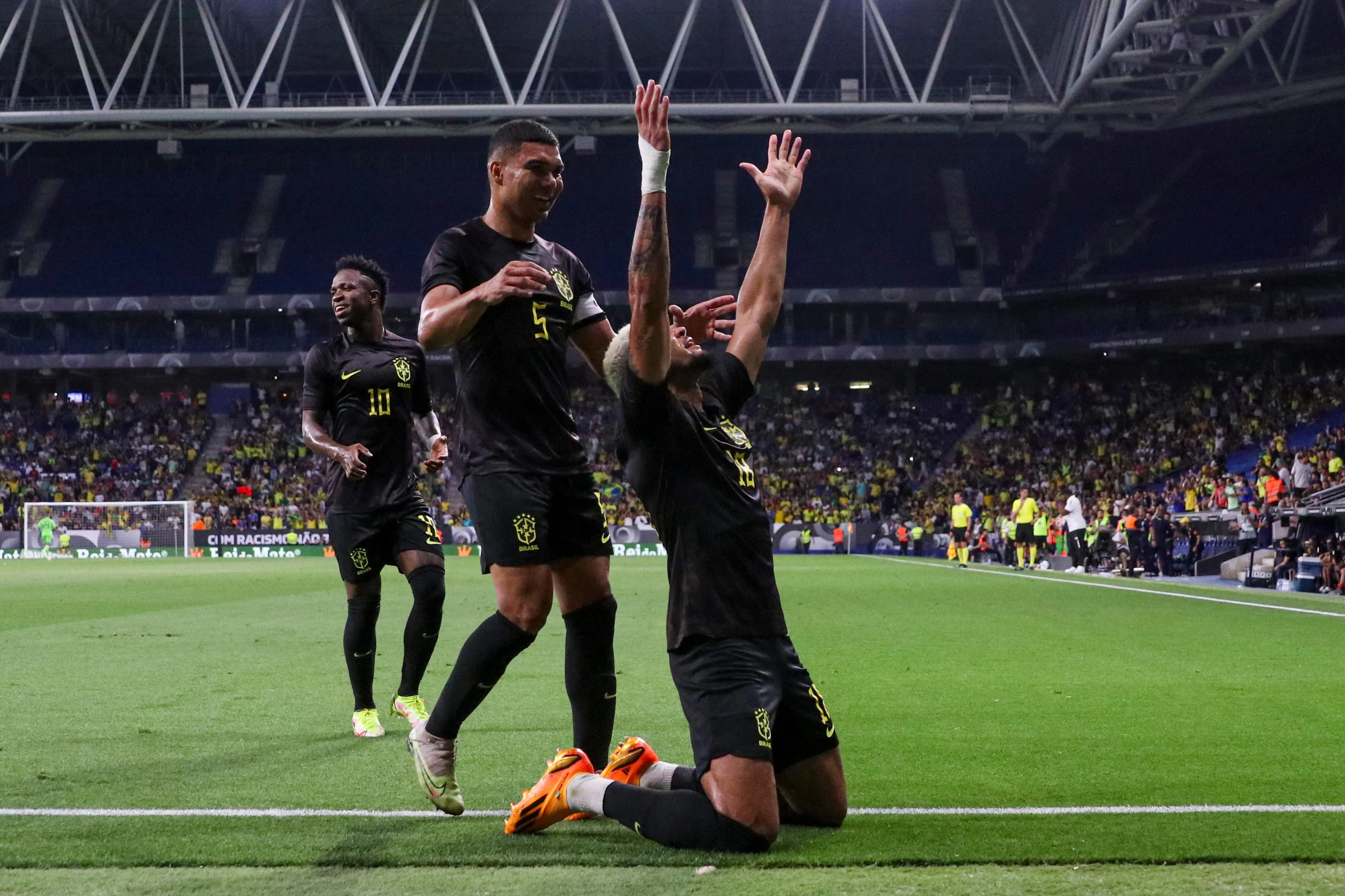 Contra o racismo, seleção brasileira jogará com uniforme preto pela  primeira vez na história - Máquina do Esporte