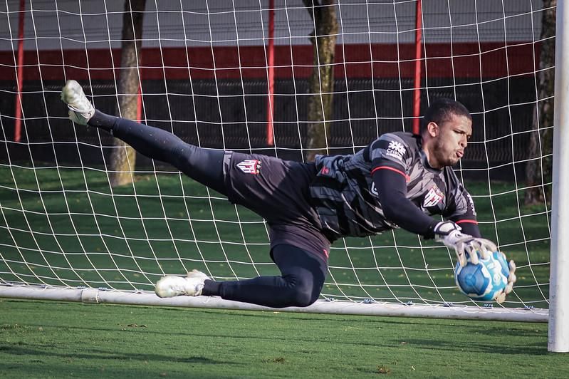 Wesley se destaca em treino e deve ser titular no clássico com o Santos