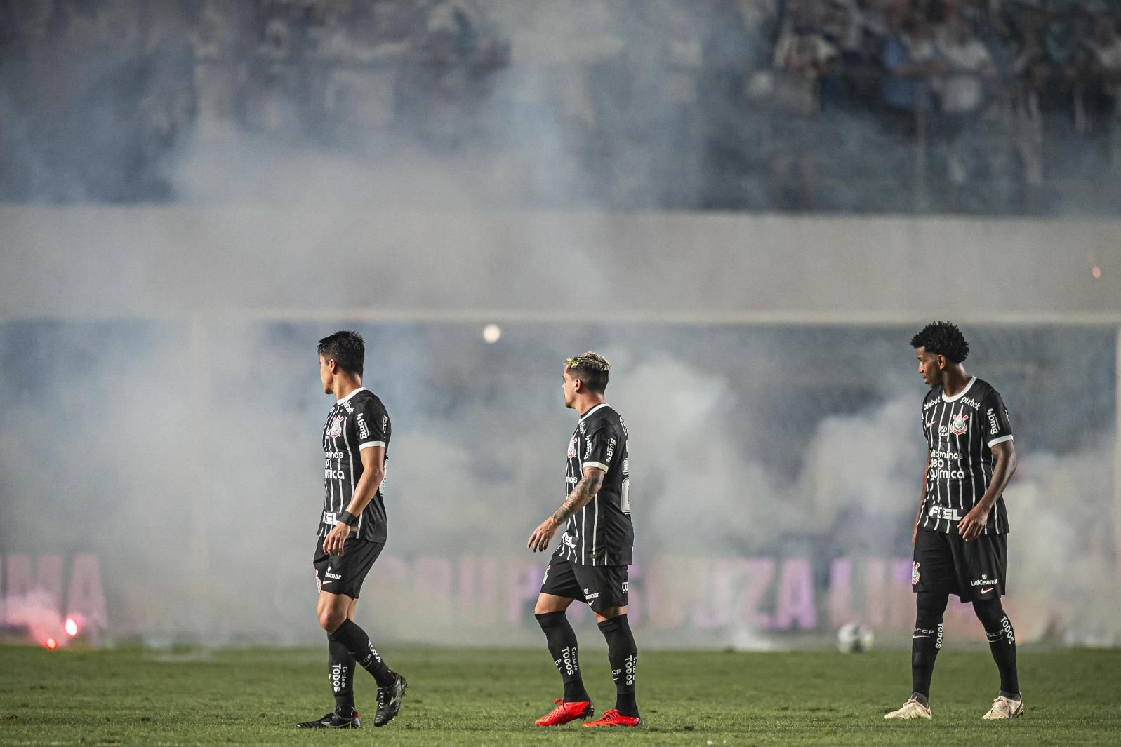 Santos e Corinthians empatam na Vila em jogo movimentado e com ação do VAR