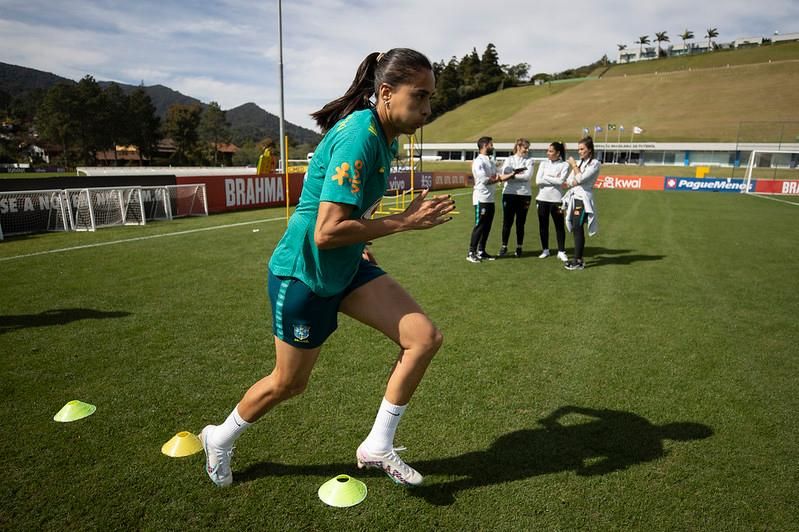 Com Andressinha e Bia Zaneratto, Palmeiras apresenta elenco