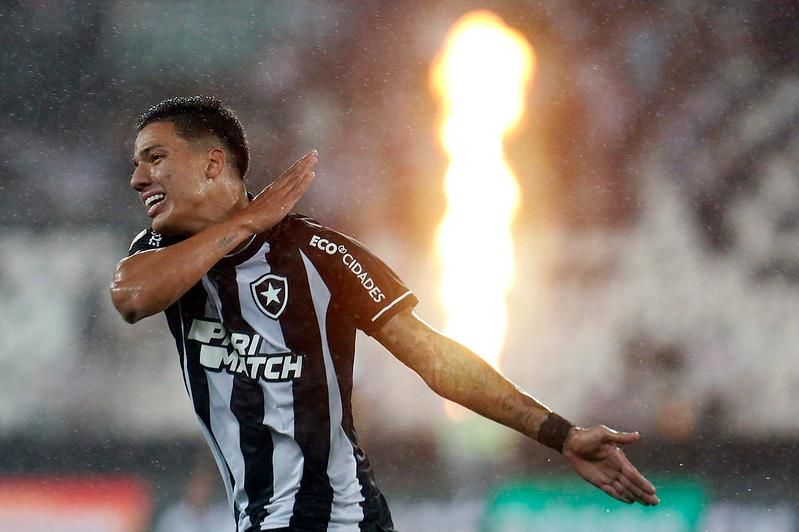 Vitória vence Botafogo-SP, mantém 100% e volta à liderança da Série B