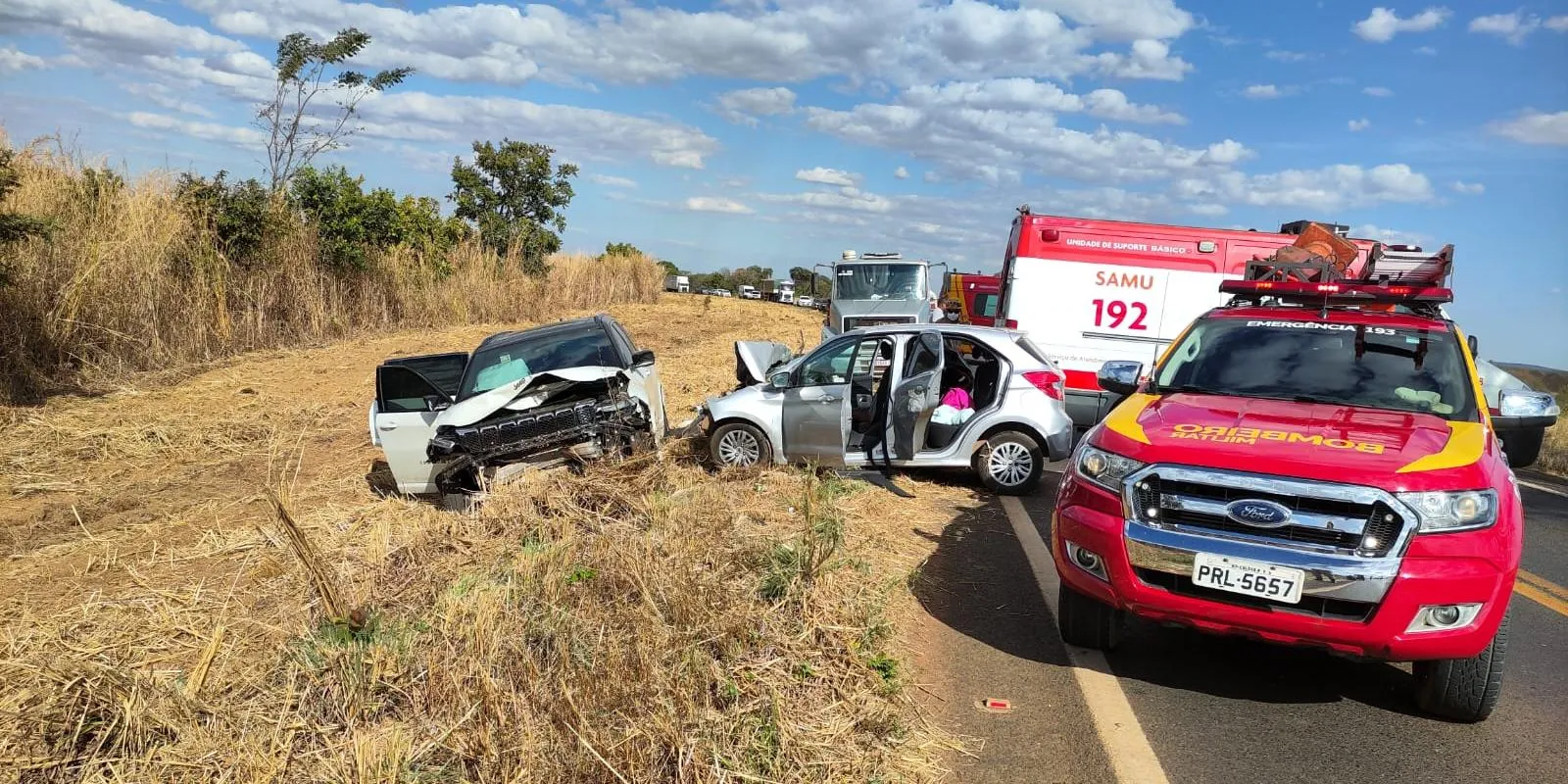 Carro bate de frente com cegonheira na BR-251 e duas pessoas morrem, Grande Minas