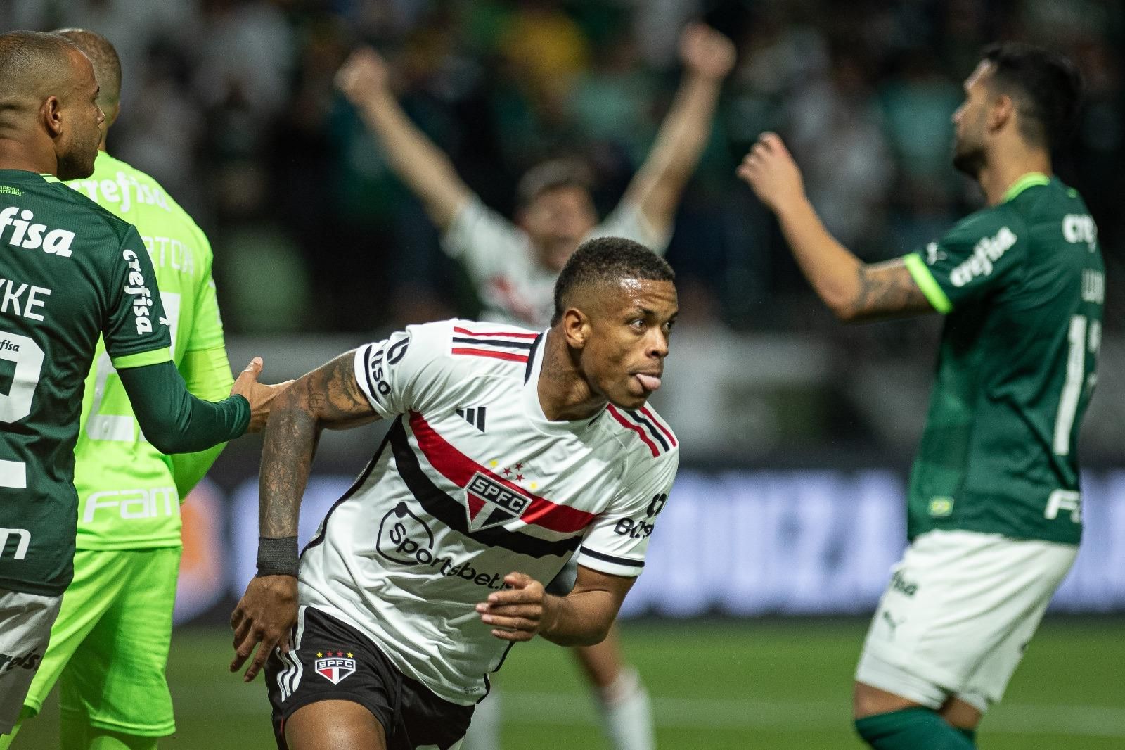 São Paulo vira sobre o Corinthians e larga na frente na final do