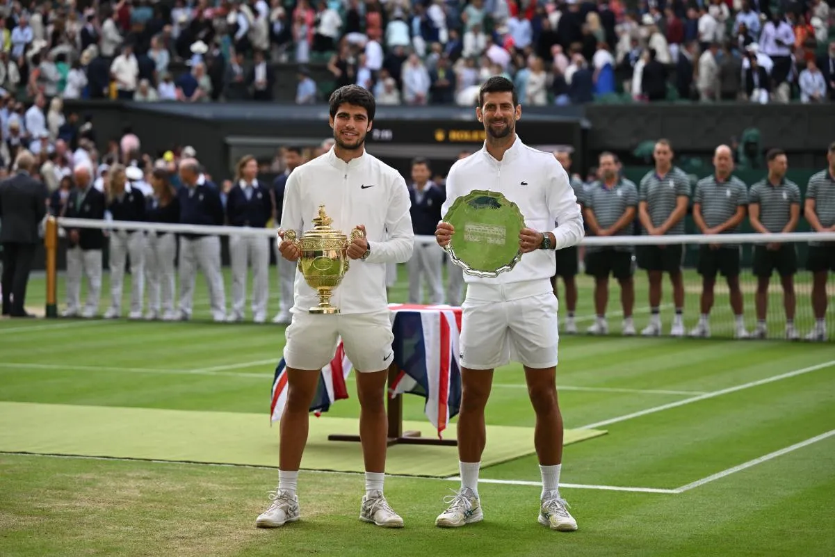 Lance - !QUE JOGO! 🎾🙌 Carlos Alcaraz faz HISTÓRIA, derrota a lenda Novak  Djokovic e conquista o torneio de Wimbledon em uma partida épica! Que  momento mágico estamos presenciando, amigos! 👏👏👏 #Alcaraz #