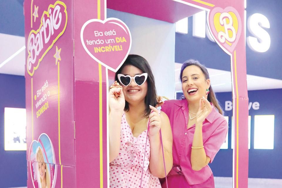 Barbiecore: looks rosas prometem dominar as salas de cinema e a moda de  2023
