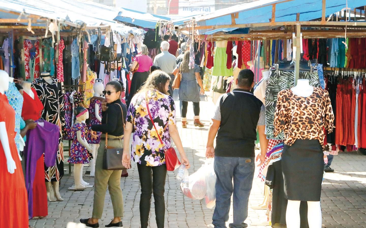 Feira Hippie às sextas é motivo de embates