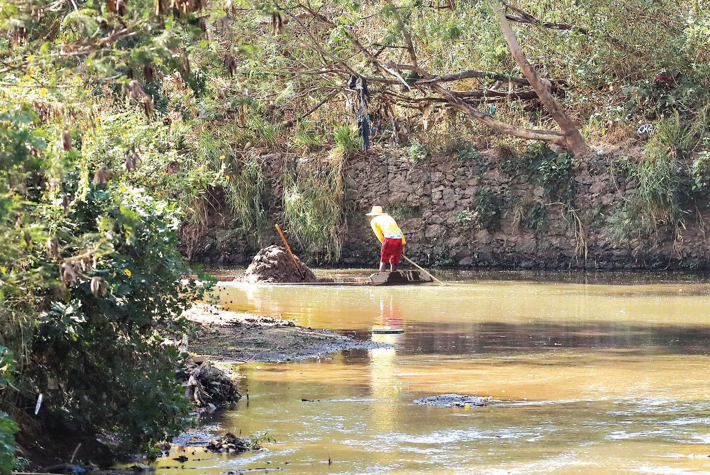 Ribeirão Anicuns em Goiânia apresenta degradação ambiental que avança