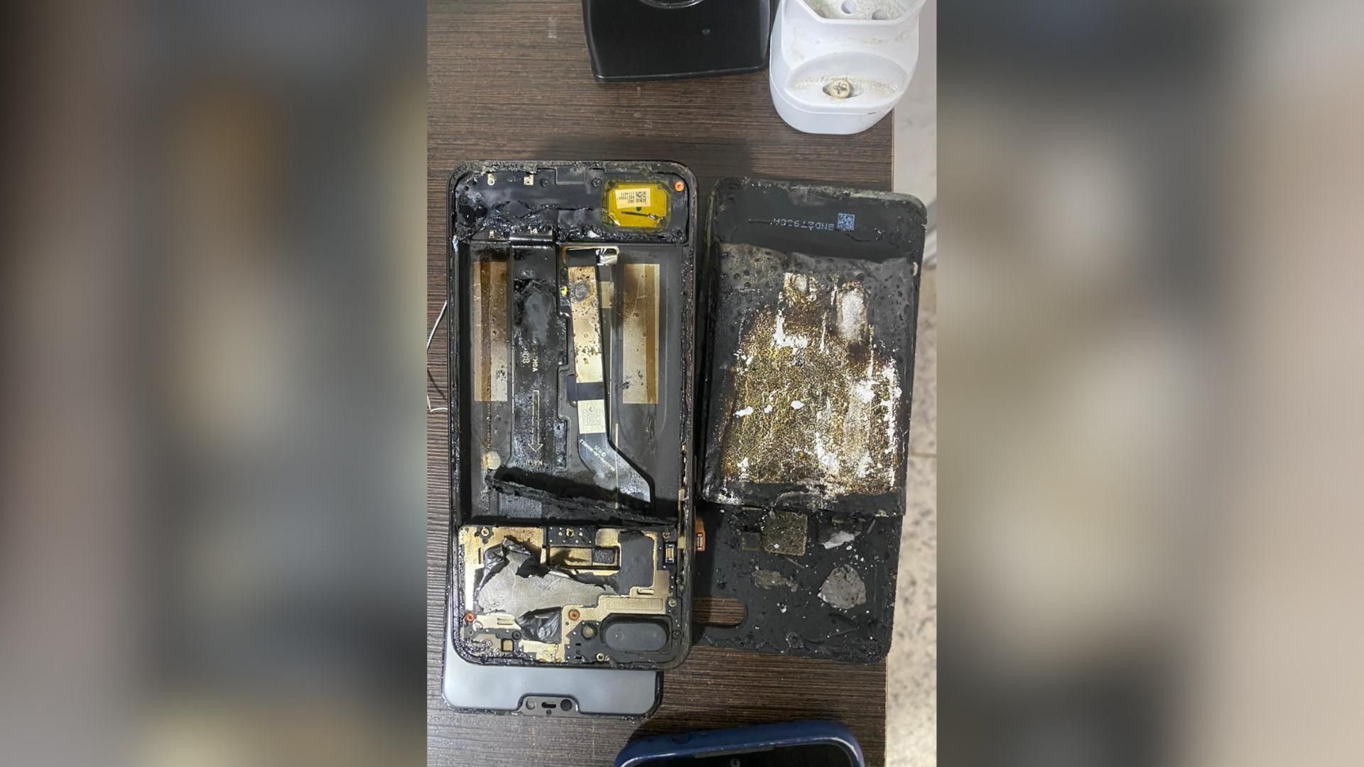 VÍDEO: Celular que tinha caído na água e estava para conserto explode em  loja de informática | O Popular