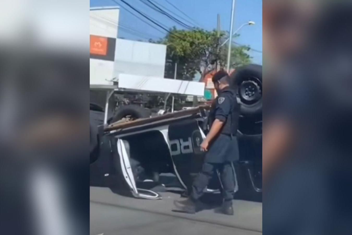 VÍDEO: Ladrão só para após polícia capotar seu veículo