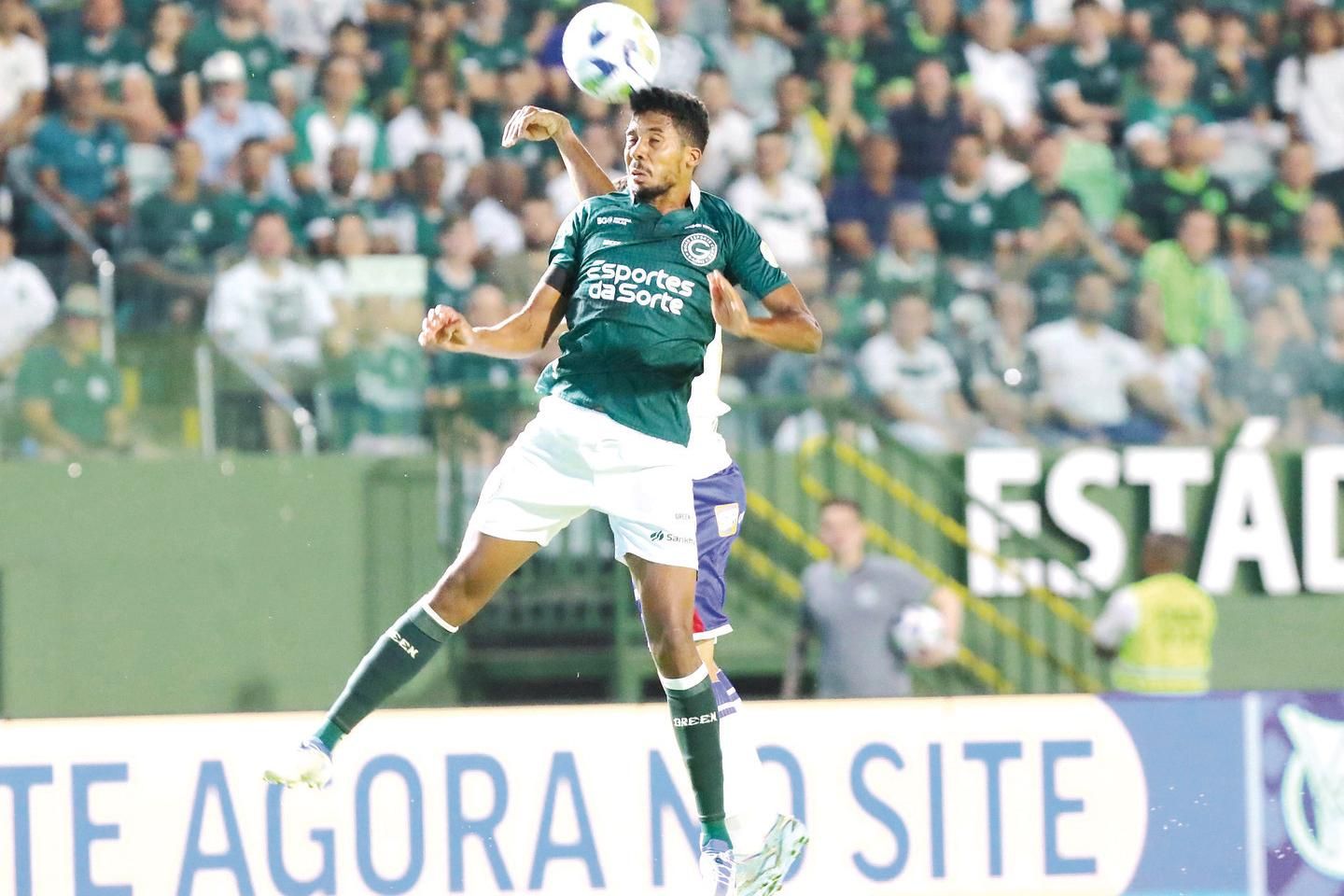 Com golaço de falta de Léo Fernández, Fluminense vence o Cruzeiro e volta  ao G4 do Brasileirão