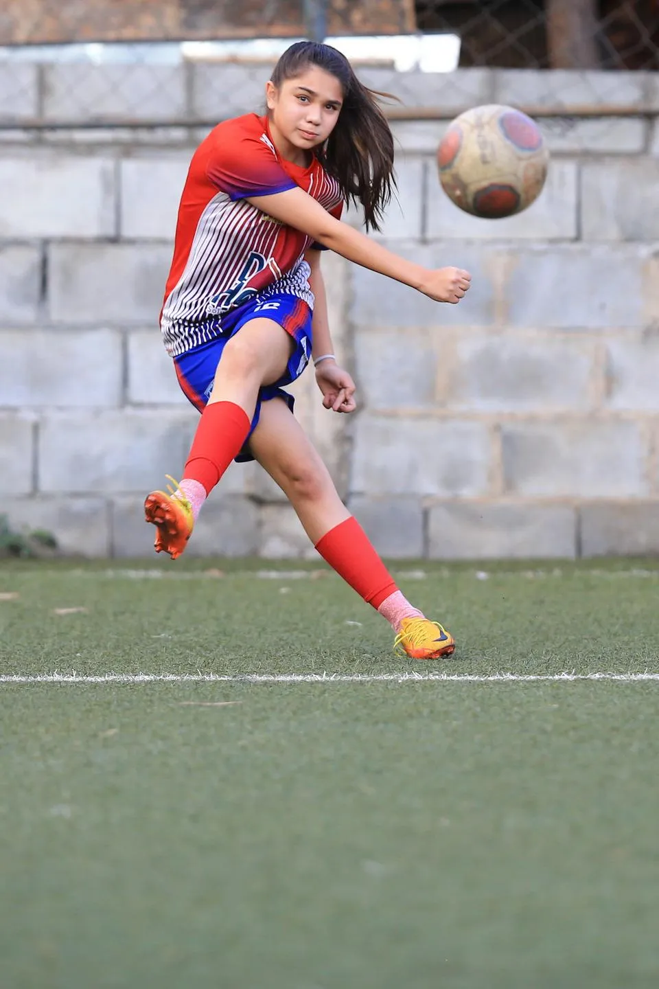 Menina de 8 anos é impedida de jogar torneio de futsal, e mãe