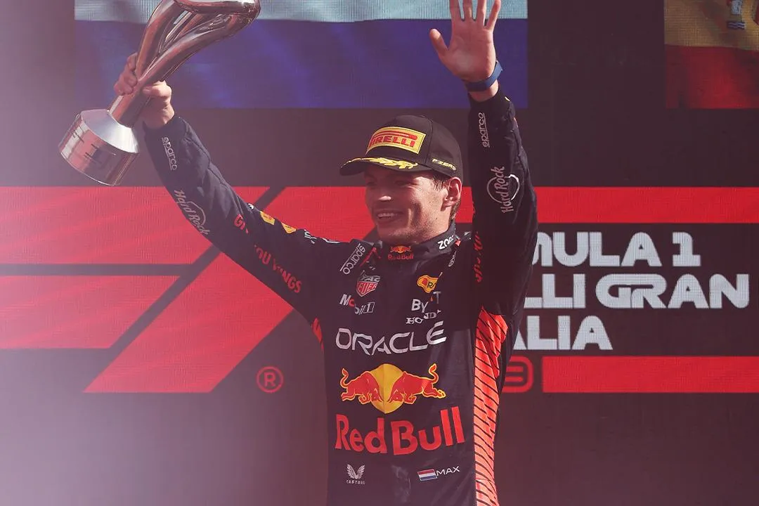 Sainz desbanca Red Bull e vence GP da Singapura; Hamilton vai ao