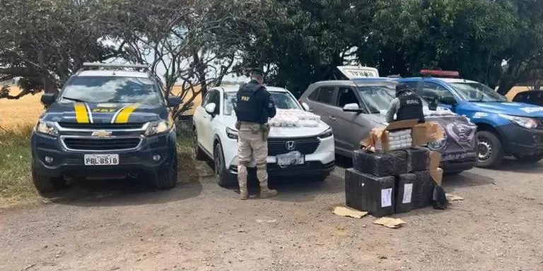 Três carros e mota de alta cilindrada apreendidos em operação da