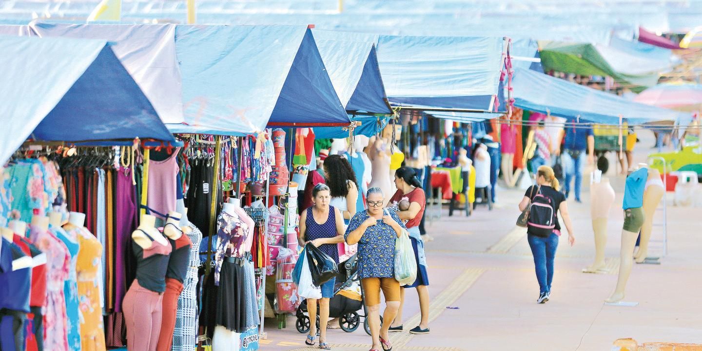 Feirantes denunciam que prefeitura retirou banheiros da Feira Hippie, em  Goiânia