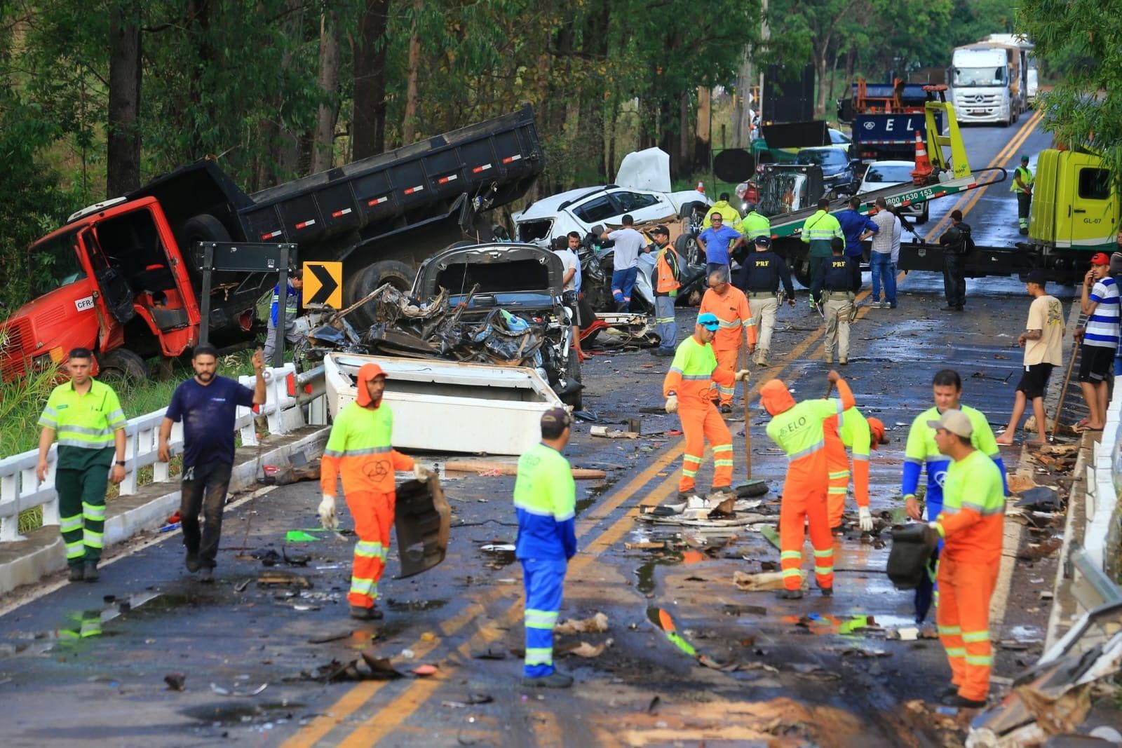 Três adultos e um bebê ficam feridos em acidente entre carro e caminhão, em  Itumbiara