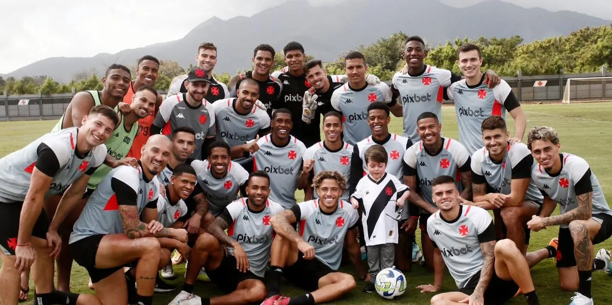 Torcedor invade campo para cobrar técnico após empate do Newcastle