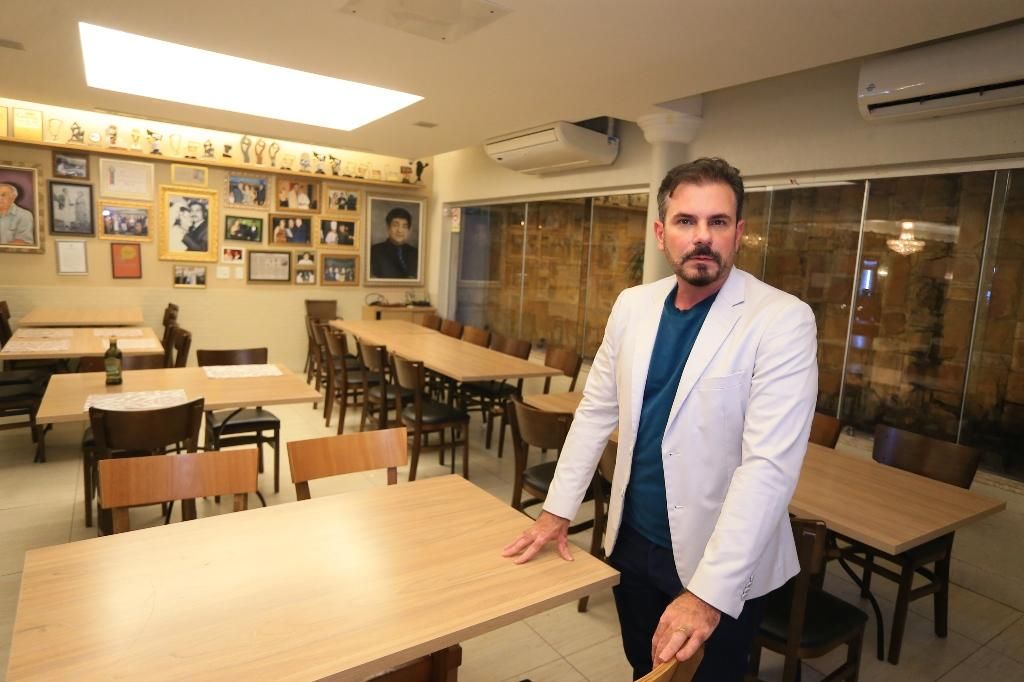 Luva de Pedreiro anuncia prato em restaurante: “Agora eu sou