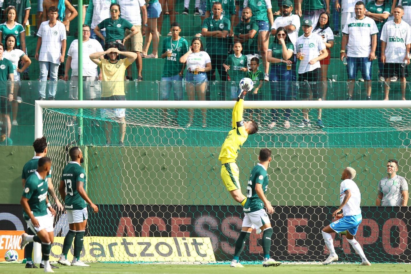 Goiás volta a sofrer com fragilidade defensiva e já é defesa mais vazada da  Série A