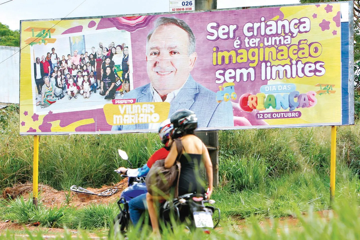 Tempo Juntos. Positivo Inteligente Sênior Homem Sentado Em Frente