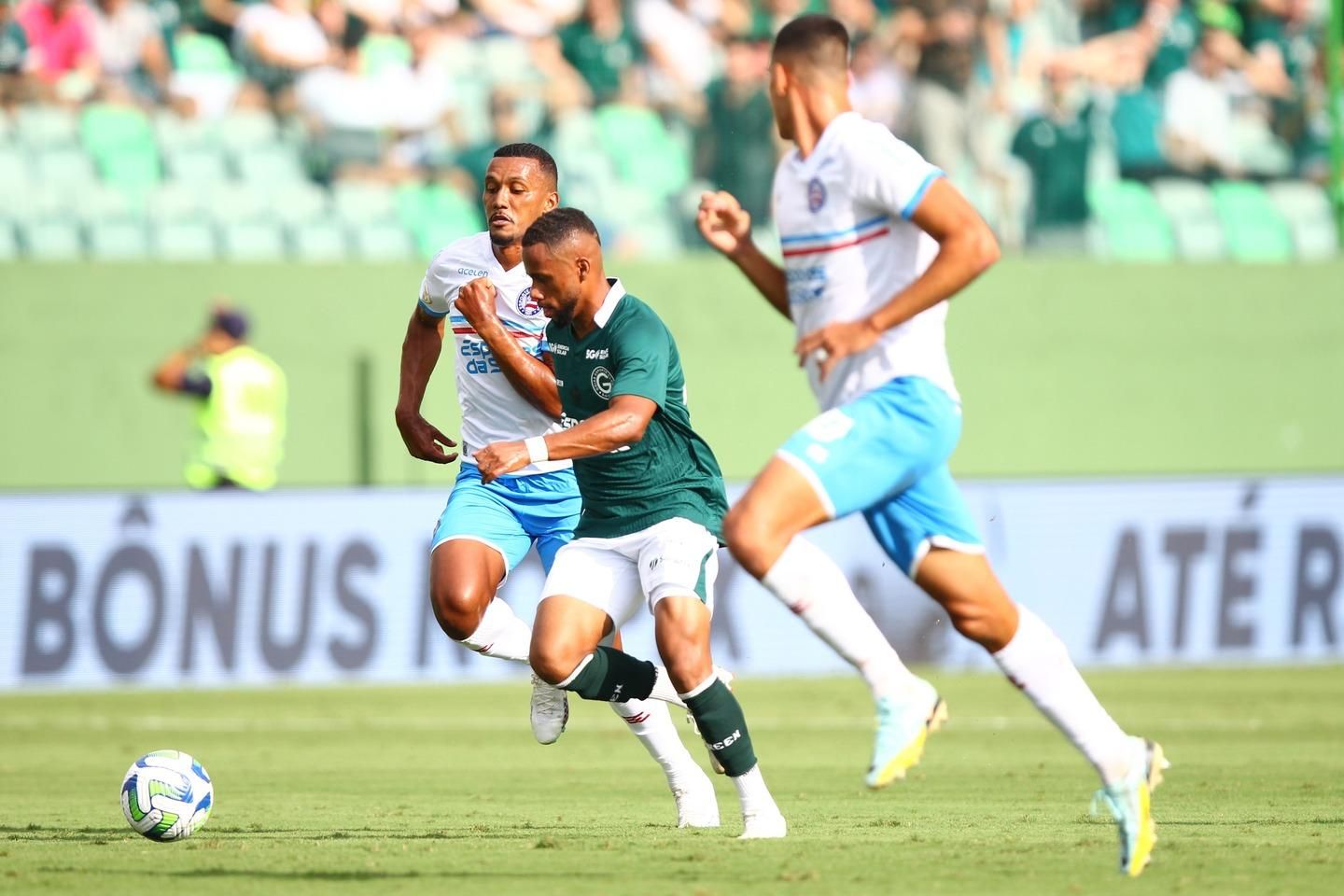 Em jogo maluco de duas viradas e dez gols, Bahia derrota o Goiás pelo  Brasileirão