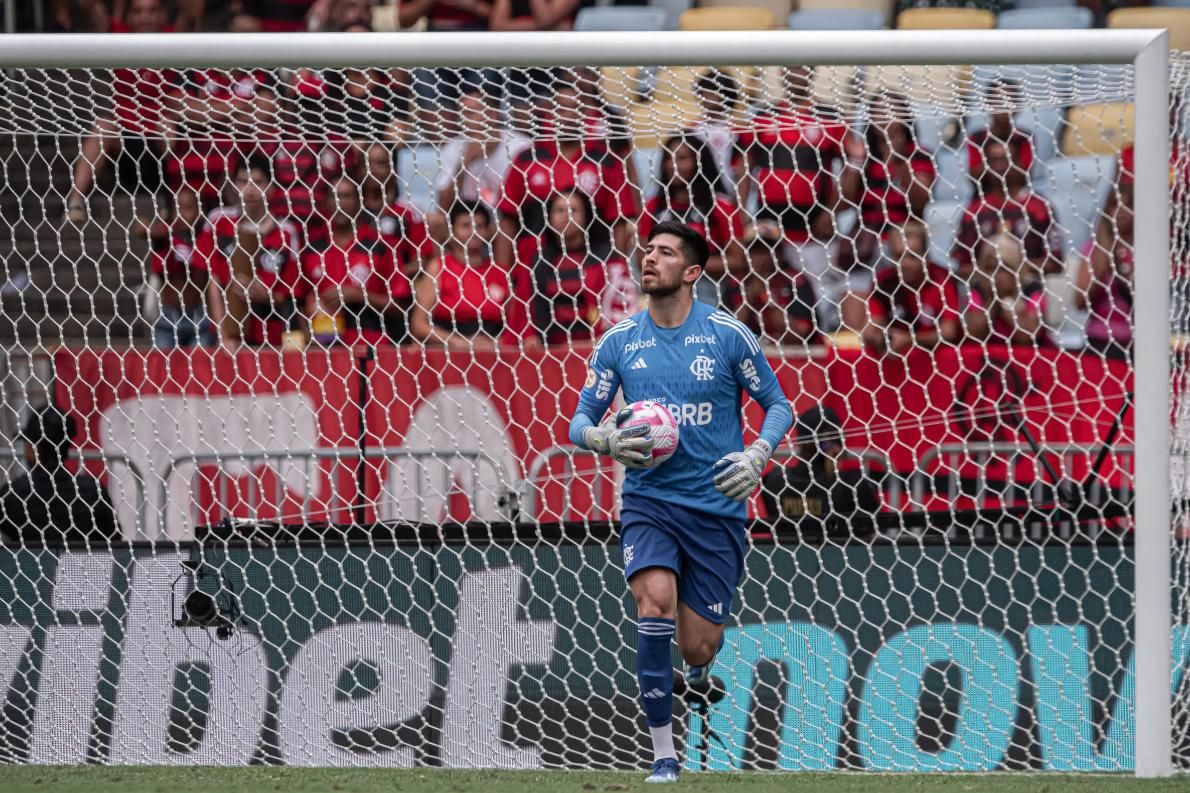 Novo titular? Matheus Cunha é eleito melhor goleiro da rodada do Brasileirão